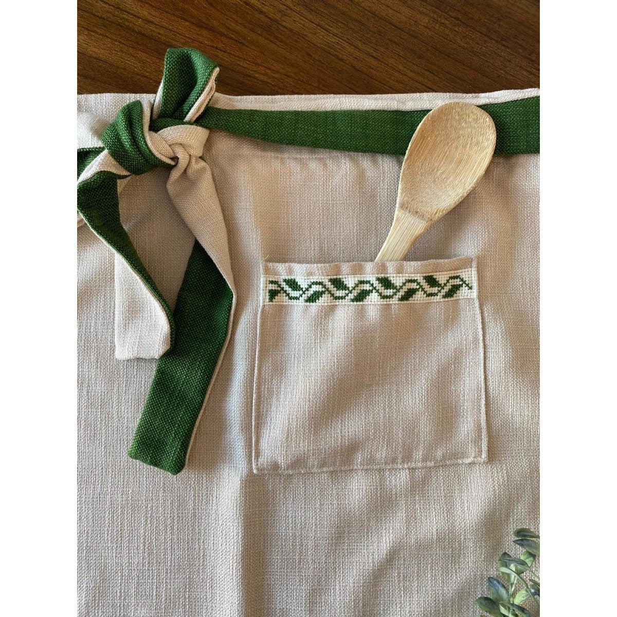 Olive Branch Apron in Vanilla Cream